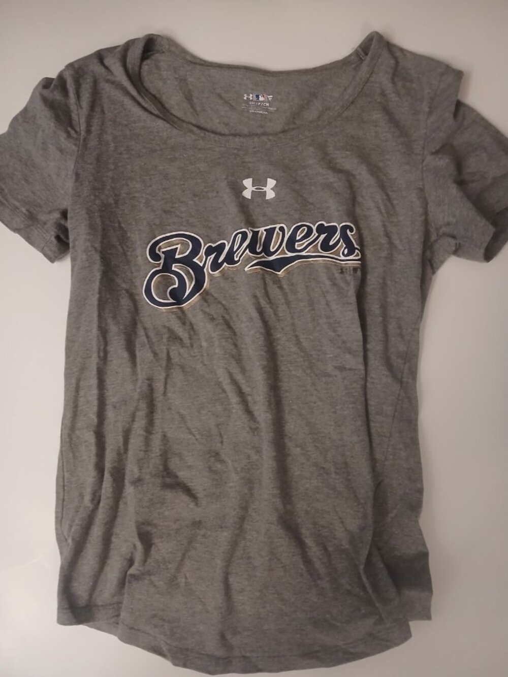 Under armour S/M Milwaukee Brewers Womens Gray Shirt